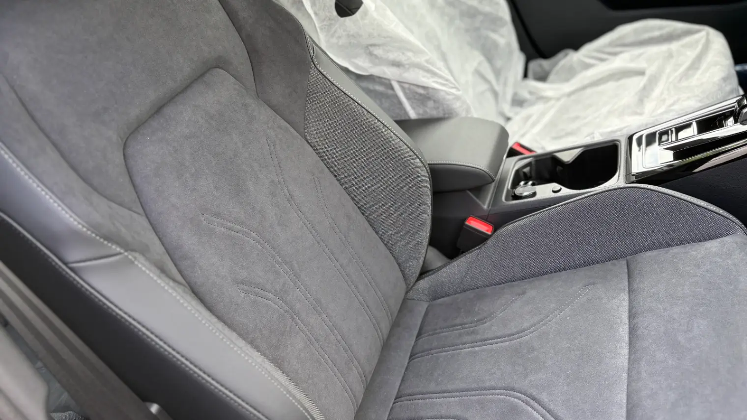 폭스바겐 골프 오릭스 화이트 TDI 프리미엄 2025년식 실물 사진 9/20 - 골프 2.0 TDI 프리미엄 트림 오릭스 화이트 색상 한정재고 출고사진입니다.