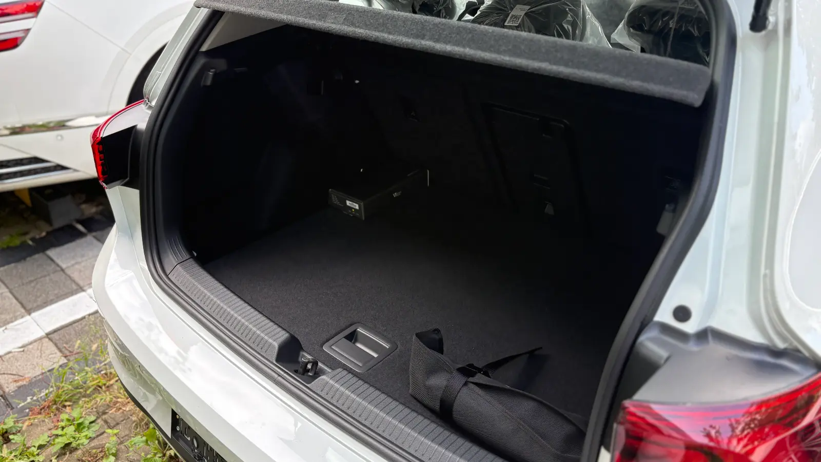 폭스바겐 골프 오릭스 화이트 TDI 프리미엄 2025년식 실물 사진 10/20 - 골프 2.0 TDI 프리미엄 트림 오릭스 화이트 색상 한정재고 출고사진입니다.