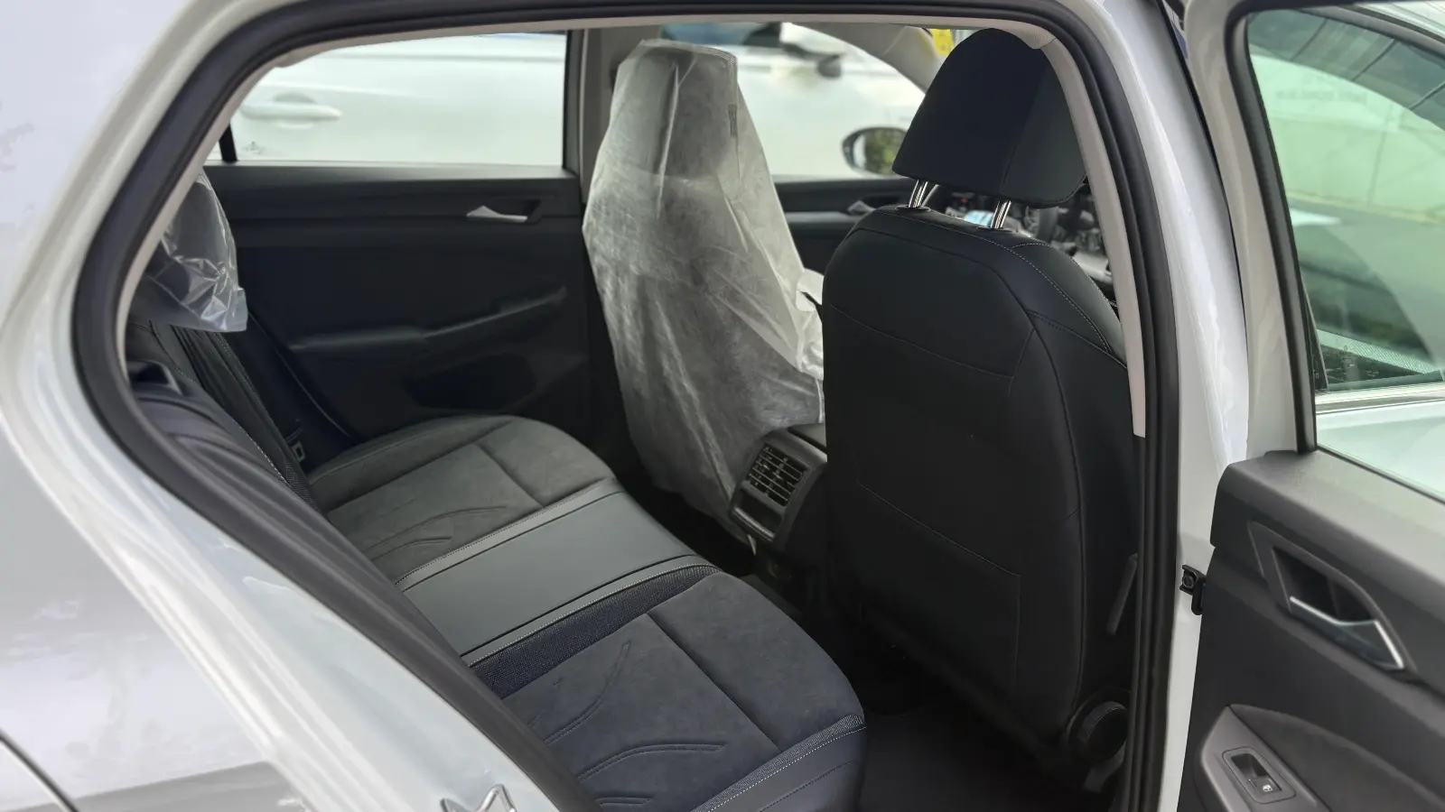 폭스바겐 골프 오릭스 화이트 TDI 프리미엄 2025년식 실물 사진 11/20 - 골프 2.0 TDI 프리미엄 트림 오릭스 화이트 색상 한정재고 출고사진입니다.