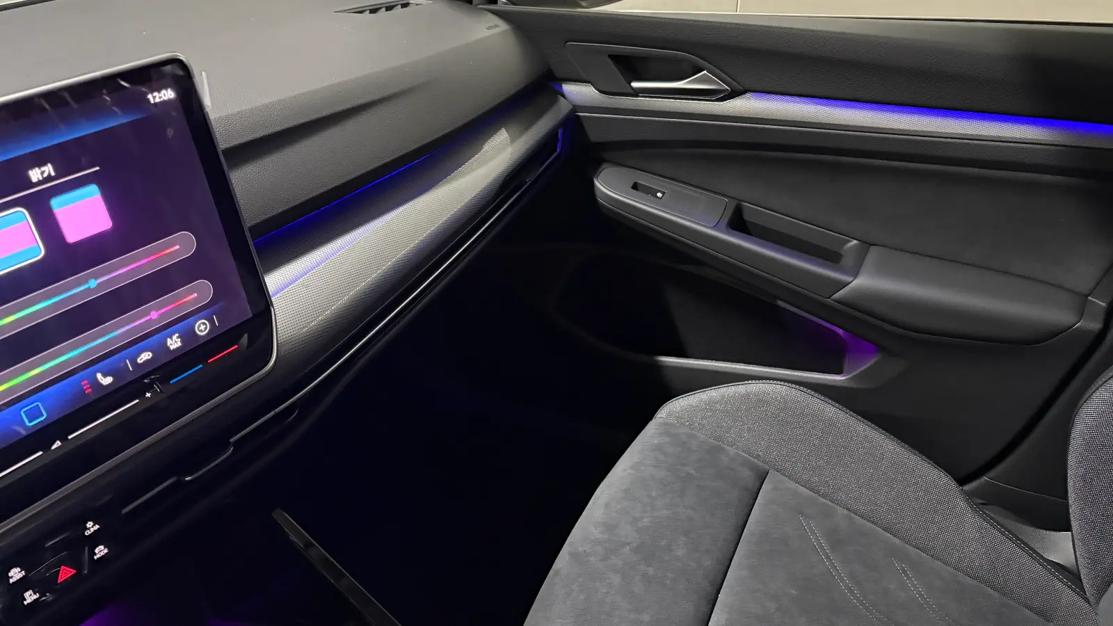 폭스바겐 골프 오릭스 화이트 TDI 프리미엄 2025년식 실물 사진 12/20 - 골프 2.0 TDI 프리미엄 트림 오릭스 화이트 색상 한정재고 출고사진입니다.