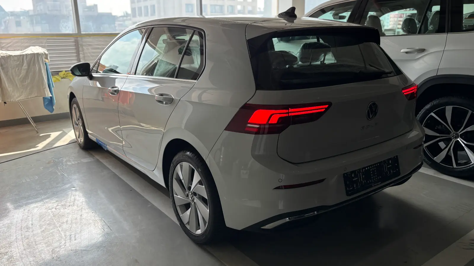 폭스바겐 골프 오릭스 화이트 TDI 프리미엄 2025년식 실물 사진 15/20 - 골프 2.0 TDI 프리미엄 트림 오릭스 화이트 색상 한정재고 출고사진입니다.