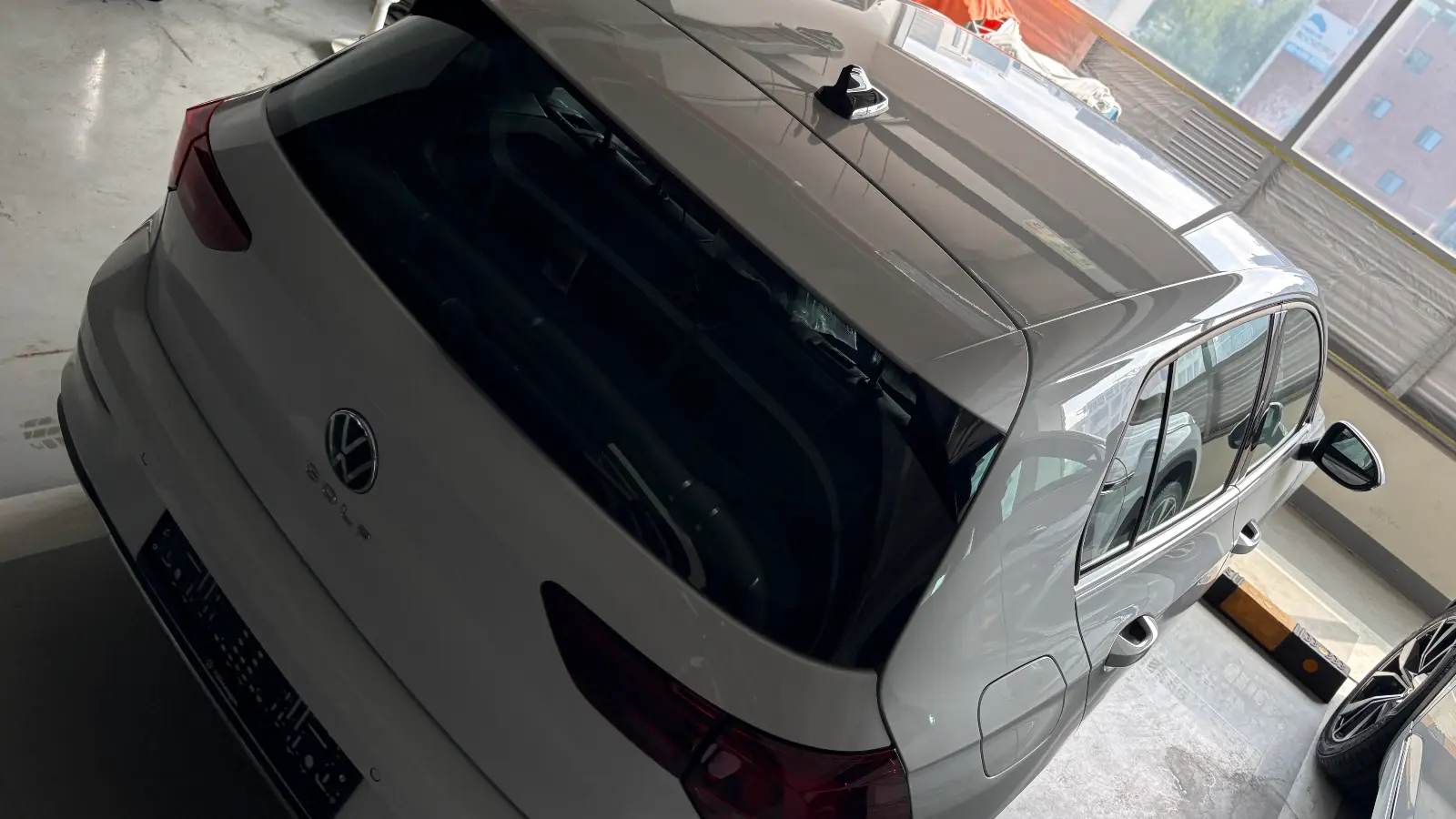 폭스바겐 골프 오릭스 화이트 TDI 프리미엄 2025년식 실물 사진 18/20 - 골프 2.0 TDI 프리미엄 트림 오릭스 화이트 색상 한정재고 출고사진입니다.