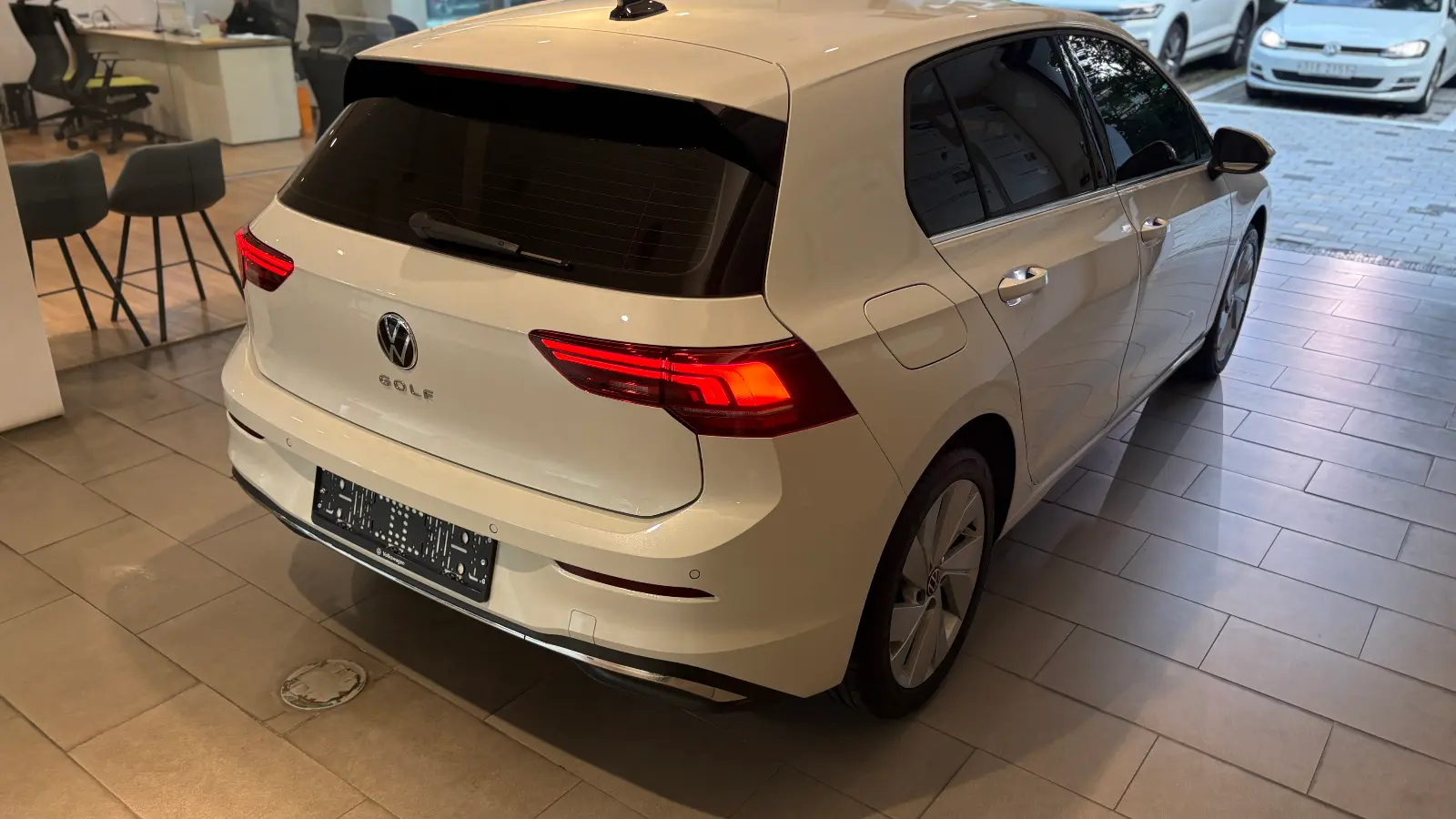 폭스바겐 골프 오릭스 화이트 TDI 프리미엄 2025년식 실물 사진 19/20 - 골프 2.0 TDI 프리미엄 트림 오릭스 화이트 색상 한정재고 출고사진입니다.