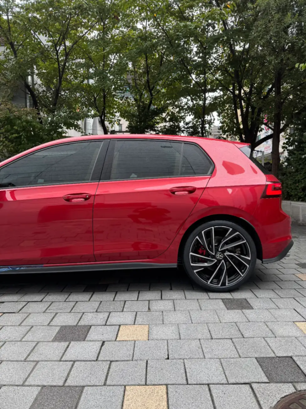 폭스바겐 골프 킹스 레드 GTI 2024년식 실물 사진 6/11 - 24년식 GTI 레드컬러 출고사진입니다.