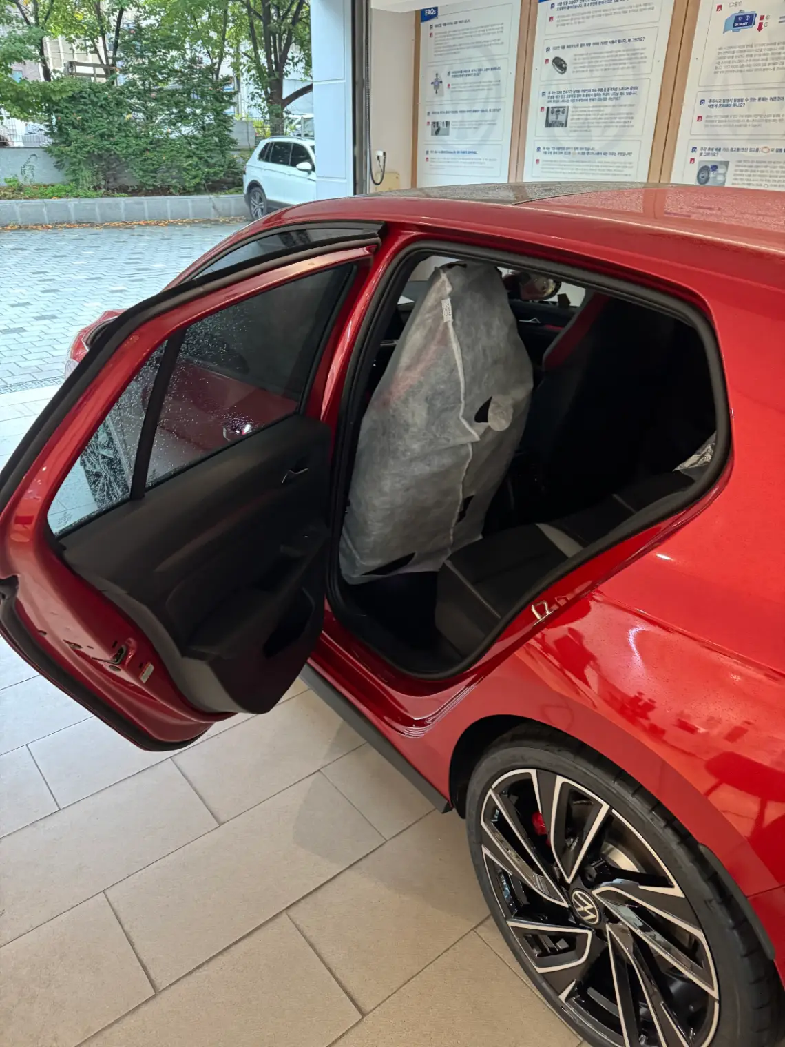 폭스바겐 골프 킹스 레드 GTI 2024년식 실물 사진 9/11 - 24년식 GTI 레드컬러 출고사진입니다.