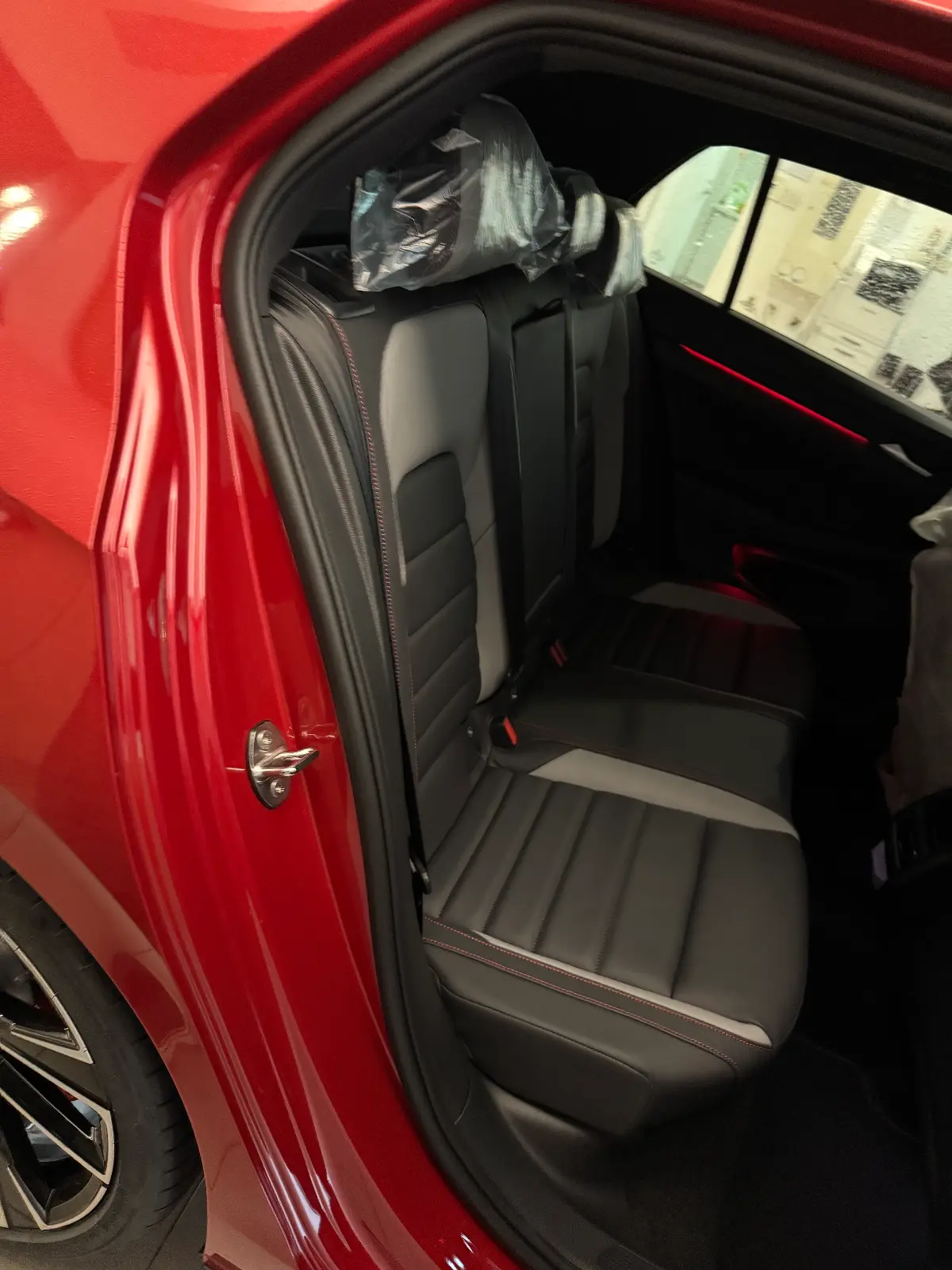 폭스바겐 골프 킹스 레드 GTI 2024년식 실물 사진 10/11 - 24년식 GTI 레드컬러 출고사진입니다.