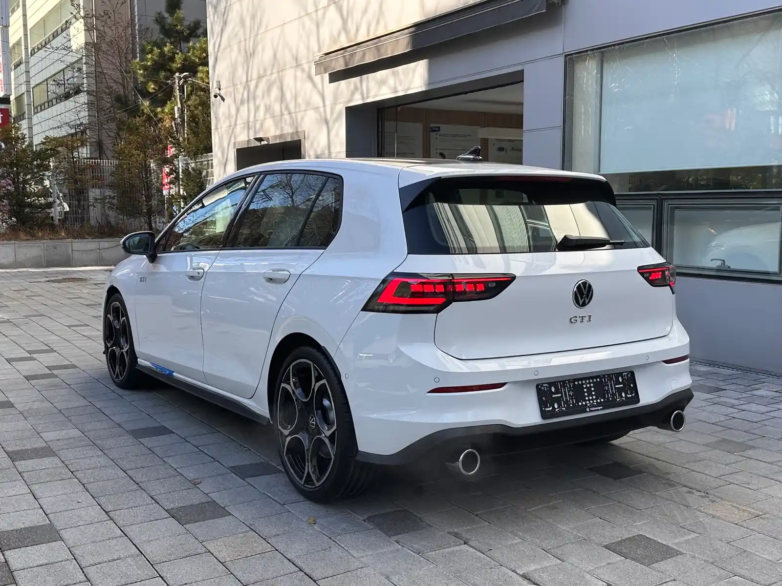 폭스바겐 골프 퓨어 화이트 GTI 2026년식 실물 사진 5/10