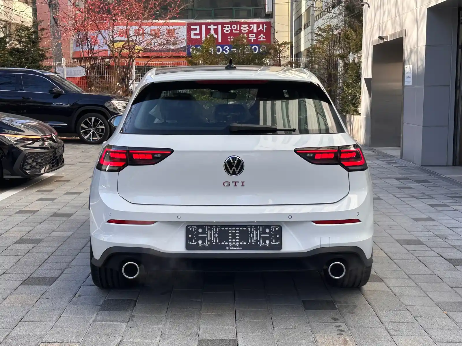 폭스바겐 골프 퓨어 화이트 GTI 2026년식 실물 사진 6/10