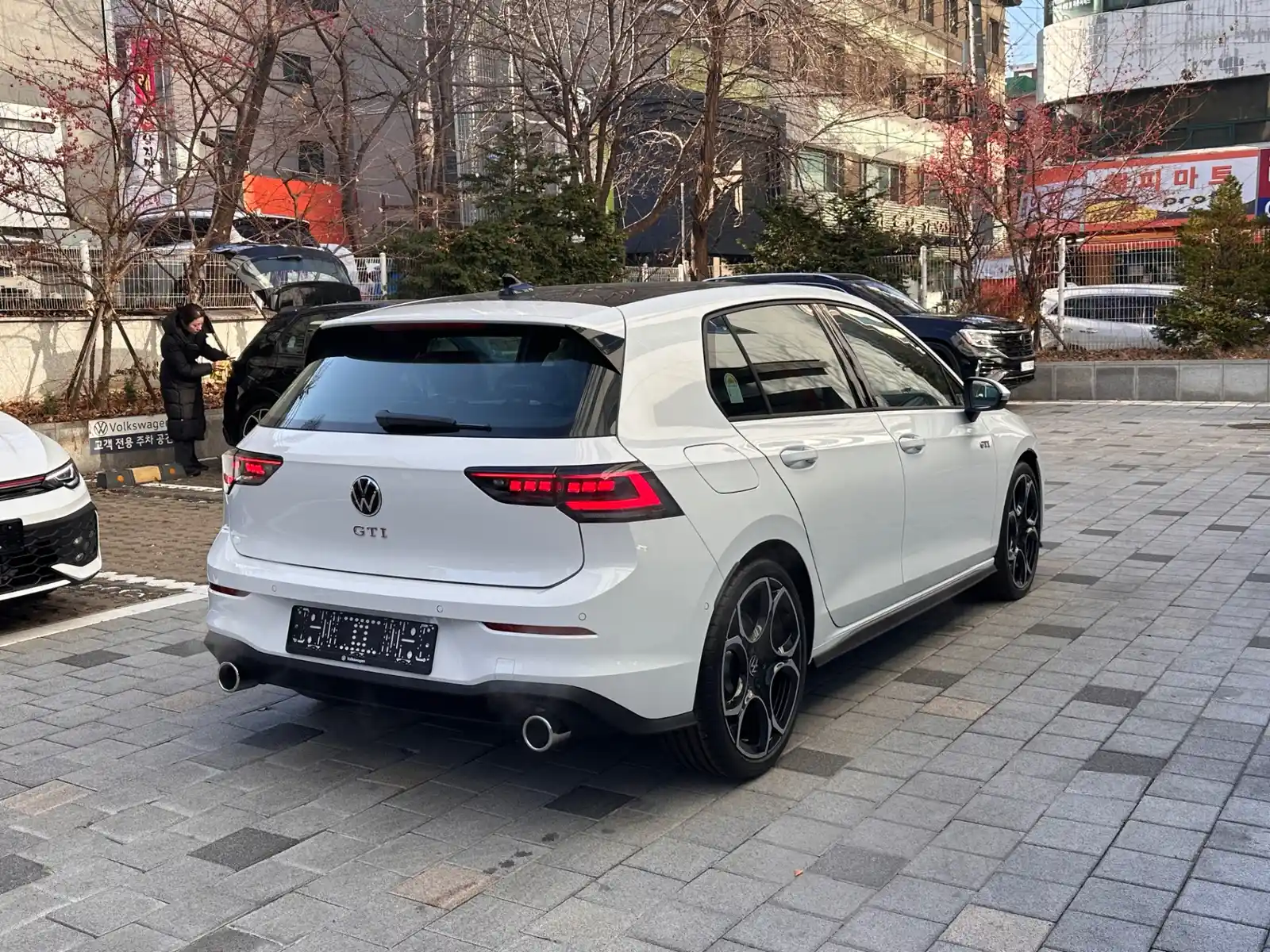 폭스바겐 골프 퓨어 화이트 GTI 2026년식 실물 사진 7/10