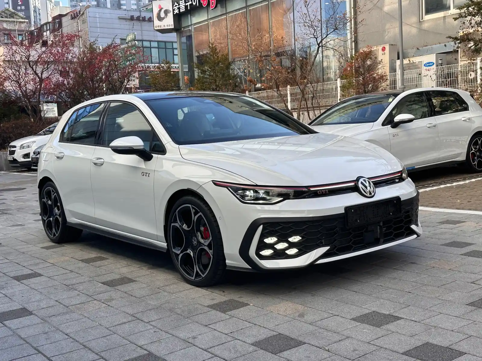 폭스바겐 골프 퓨어 화이트 GTI 2026년식 실물 사진 9/10