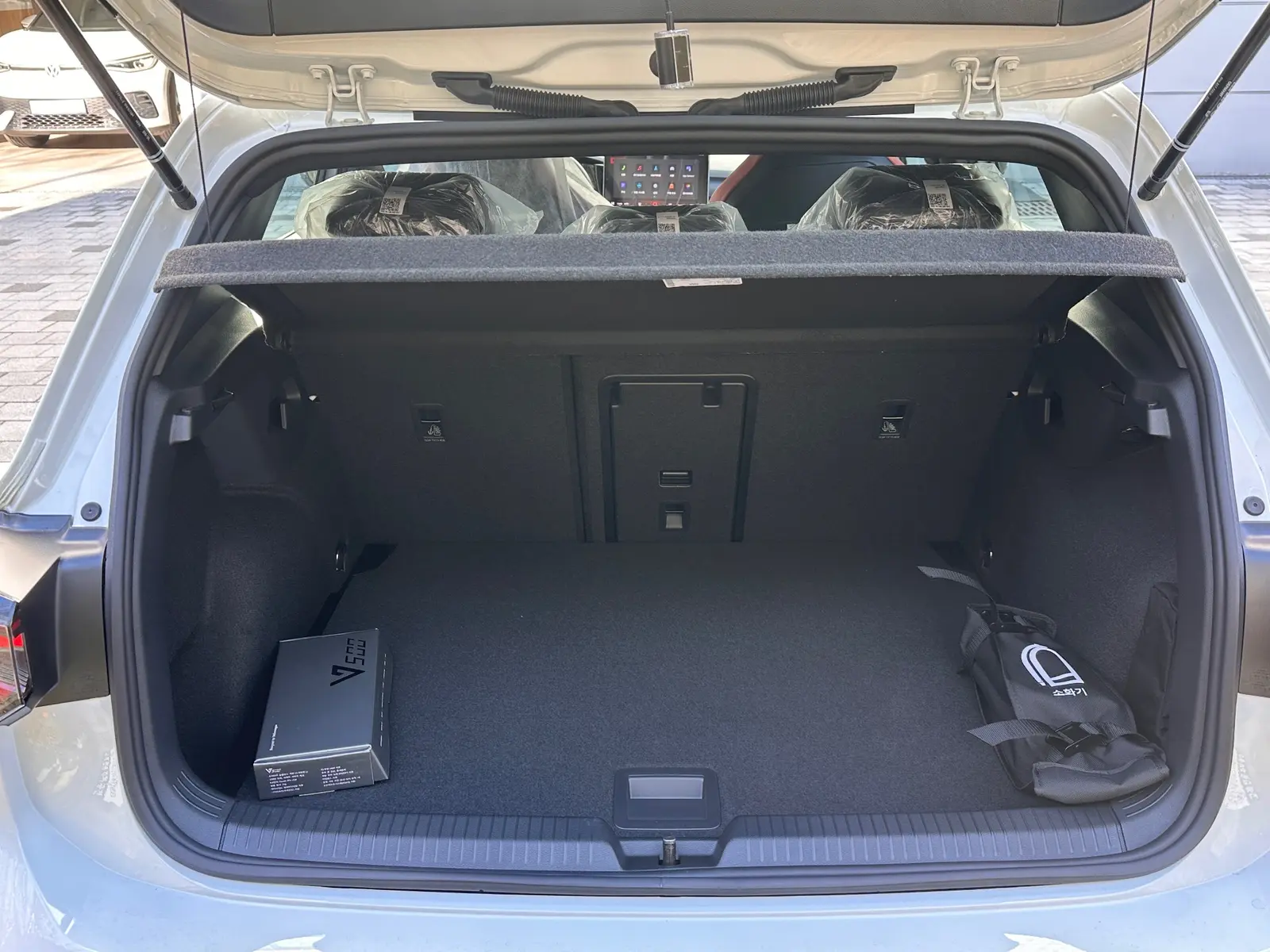 폭스바겐 골프 퓨어 화이트 GTI 2026년식 실물 사진 10/10