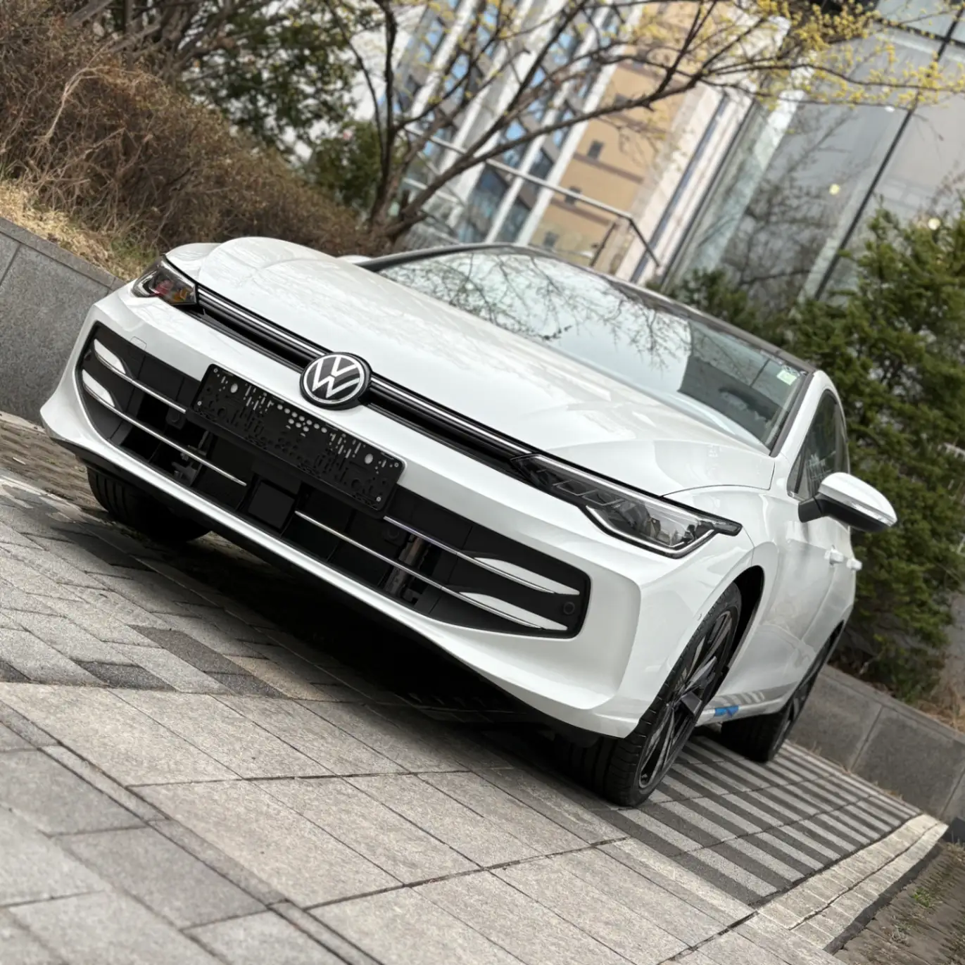 폭스바겐 골프 퓨어 화이트 TDI 프레스티지 2025년식 실물 사진 7/18