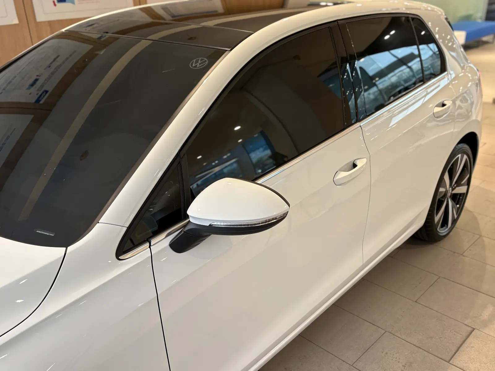 폭스바겐 골프 퓨어 화이트 TDI 프레스티지 2025년식 실물 사진 13/18