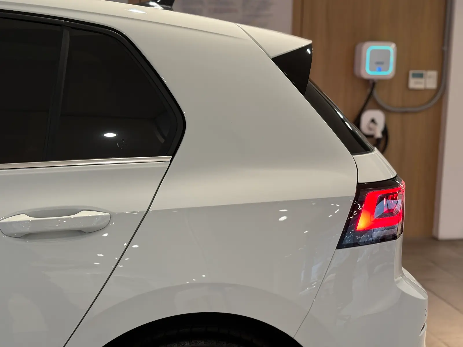 폭스바겐 골프 퓨어 화이트 TDI 프레스티지 2025년식 실물 사진 15/18