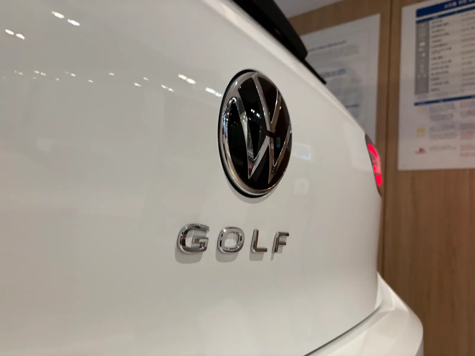 폭스바겐 골프 퓨어 화이트 TDI 프레스티지 2025년식 실물 사진 16/18