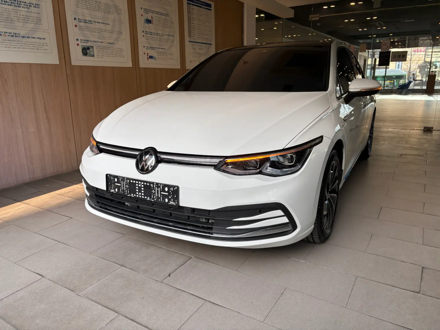 폭스바겐 골프 퓨어 화이트 TDI 프레스티지 2024년식 실물 사진 9/13