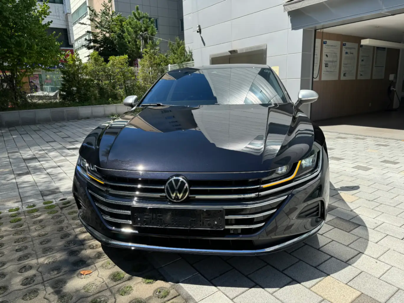 폭스바겐 아테온 딥 블랙 펄 프레스티지 2023년식 실물 사진 5/8