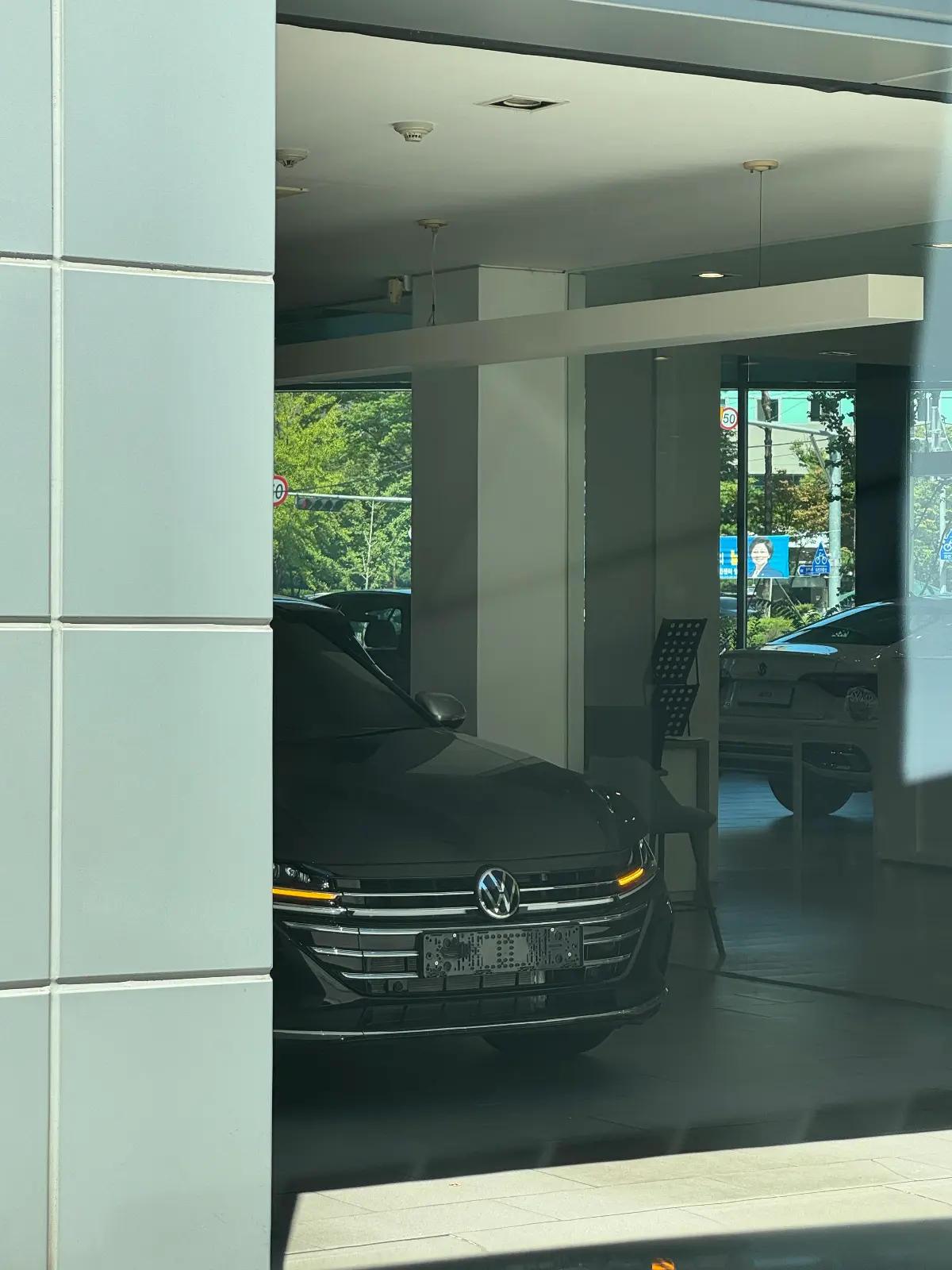 폭스바겐 아테온 딥 블랙 펄 프레스티지 2023년식 실물 사진 7/8