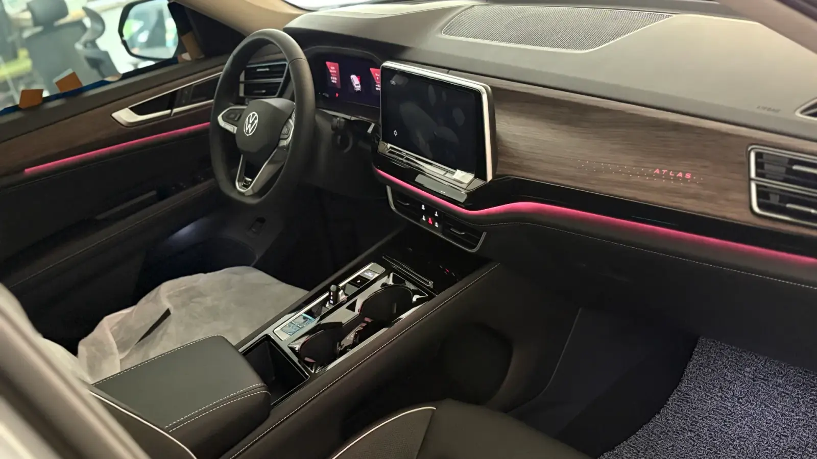 폭스바겐 아틀라스  R-Line 2025년식 실물 사진 6/17 - 아틀라스 7인승 블랙 인테리어 B컷 모음입니다.