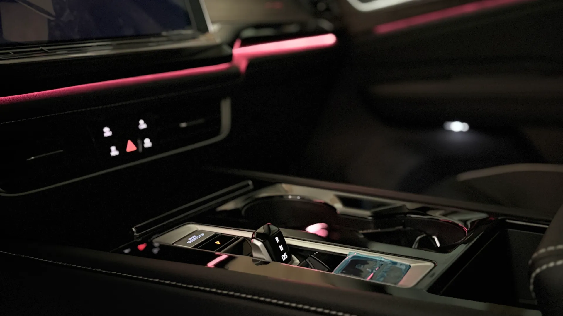 폭스바겐 아틀라스  R-Line 2025년식 실물 사진 9/17 - 아틀라스 7인승 블랙 인테리어 B컷 모음입니다.