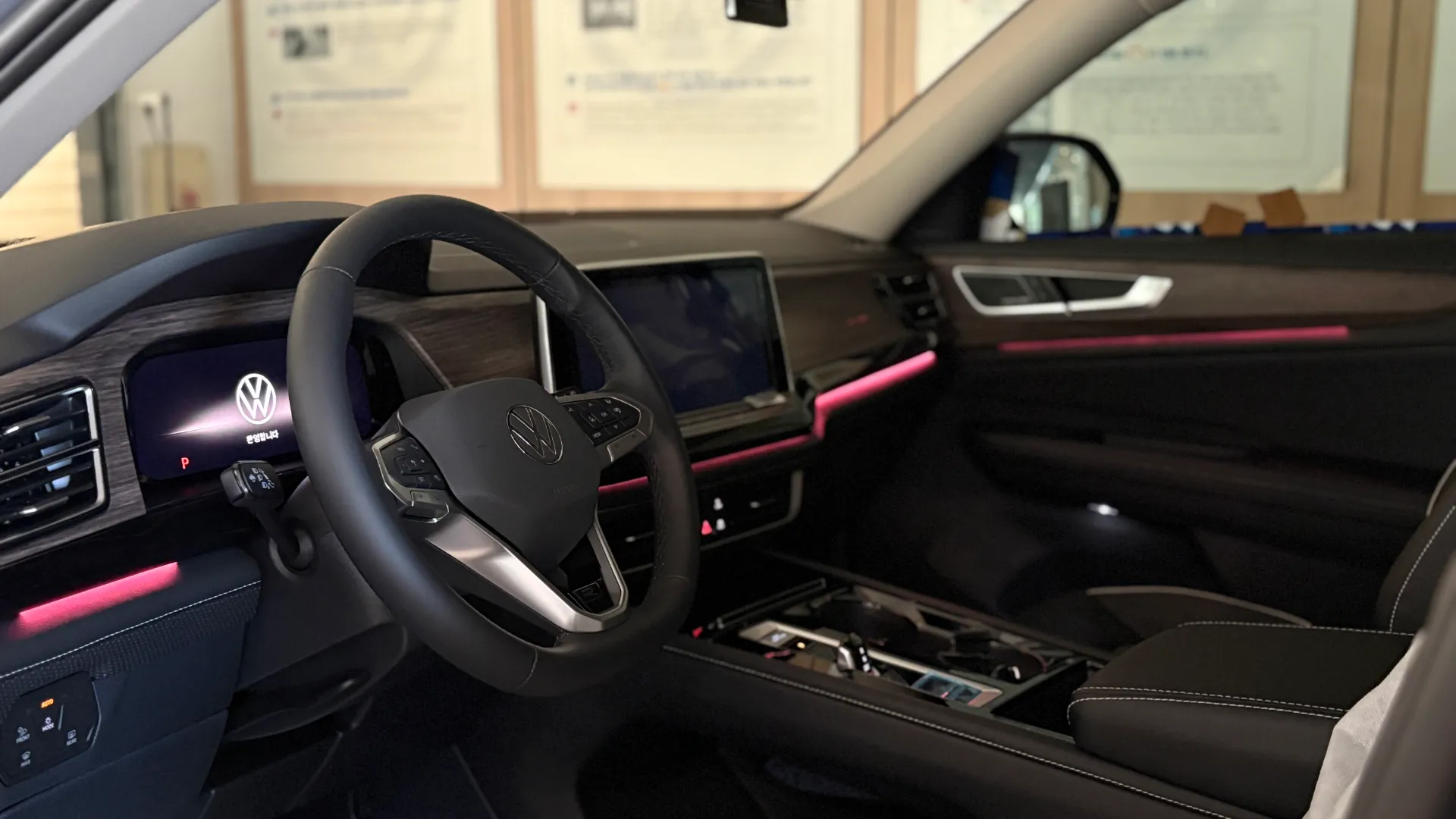 폭스바겐 아틀라스  R-Line 2025년식 실물 사진 2/17 - 아틀라스 7인승 블랙 인테리어 B컷 모음입니다.