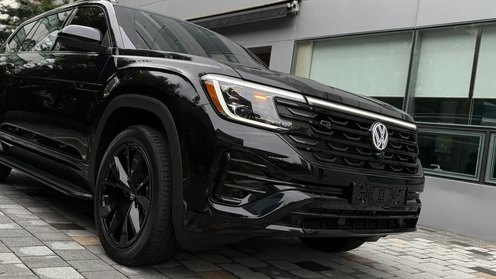 폭스바겐 아틀라스 딥-블랙-펄 r-line 2025년식 실물 사진 14/29 - 리얼 블랙에디션 시공 차량 이미지입니다.