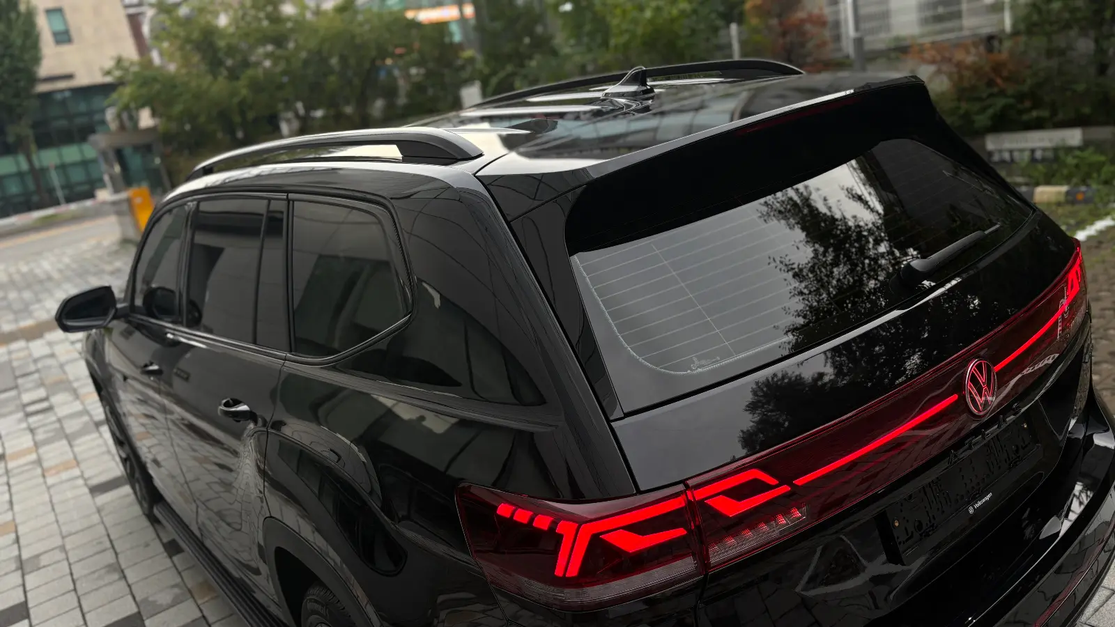 폭스바겐 아틀라스 딥-블랙-펄 r-line 2025년식 실물 사진 21/29 - 리얼 블랙에디션 시공 차량 이미지입니다.