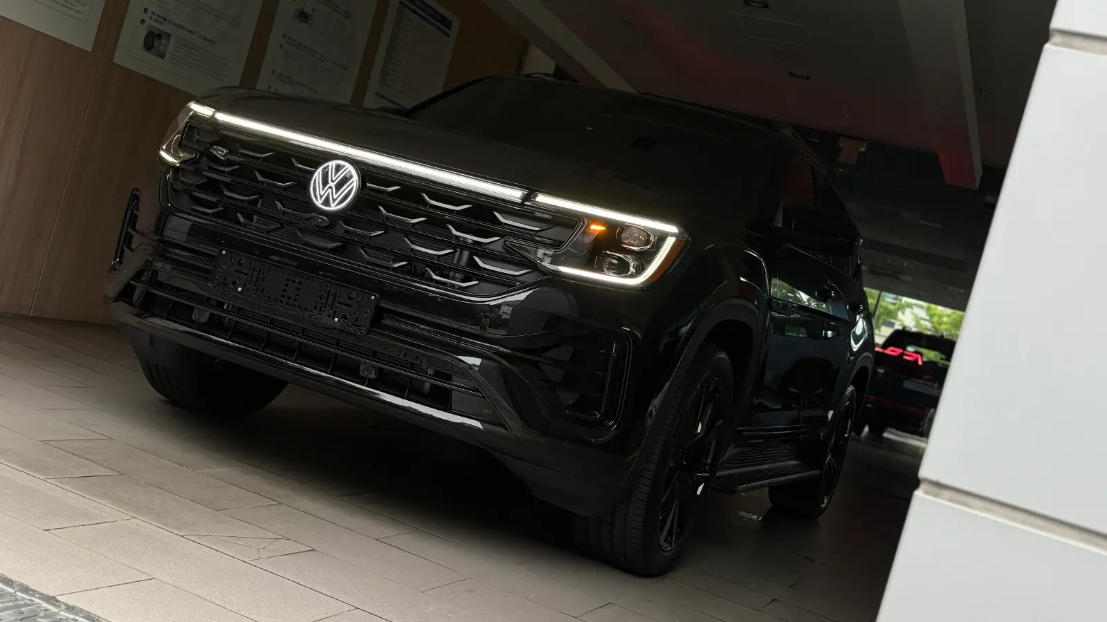 폭스바겐 아틀라스 딥-블랙-펄 r-line 2025년식 실물 사진 23/29 - 리얼 블랙에디션 시공 차량 이미지입니다.