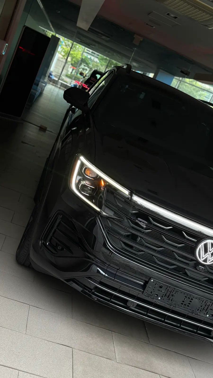 폭스바겐 아틀라스 딥-블랙-펄 r-line 2025년식 실물 사진 24/29 - 리얼 블랙에디션 시공 차량 이미지입니다.