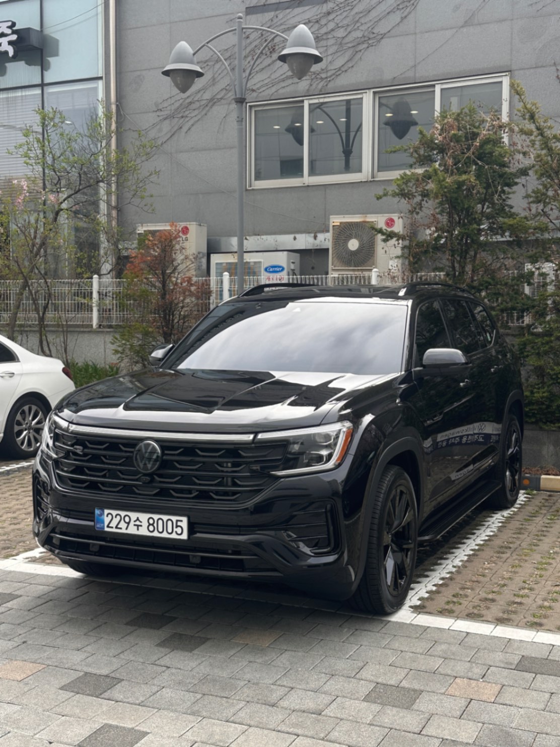 폭스바겐 아틀라스 딥 블랙 펄 R-Line 2026년식 실물 사진 2/9 - 블랙에디션