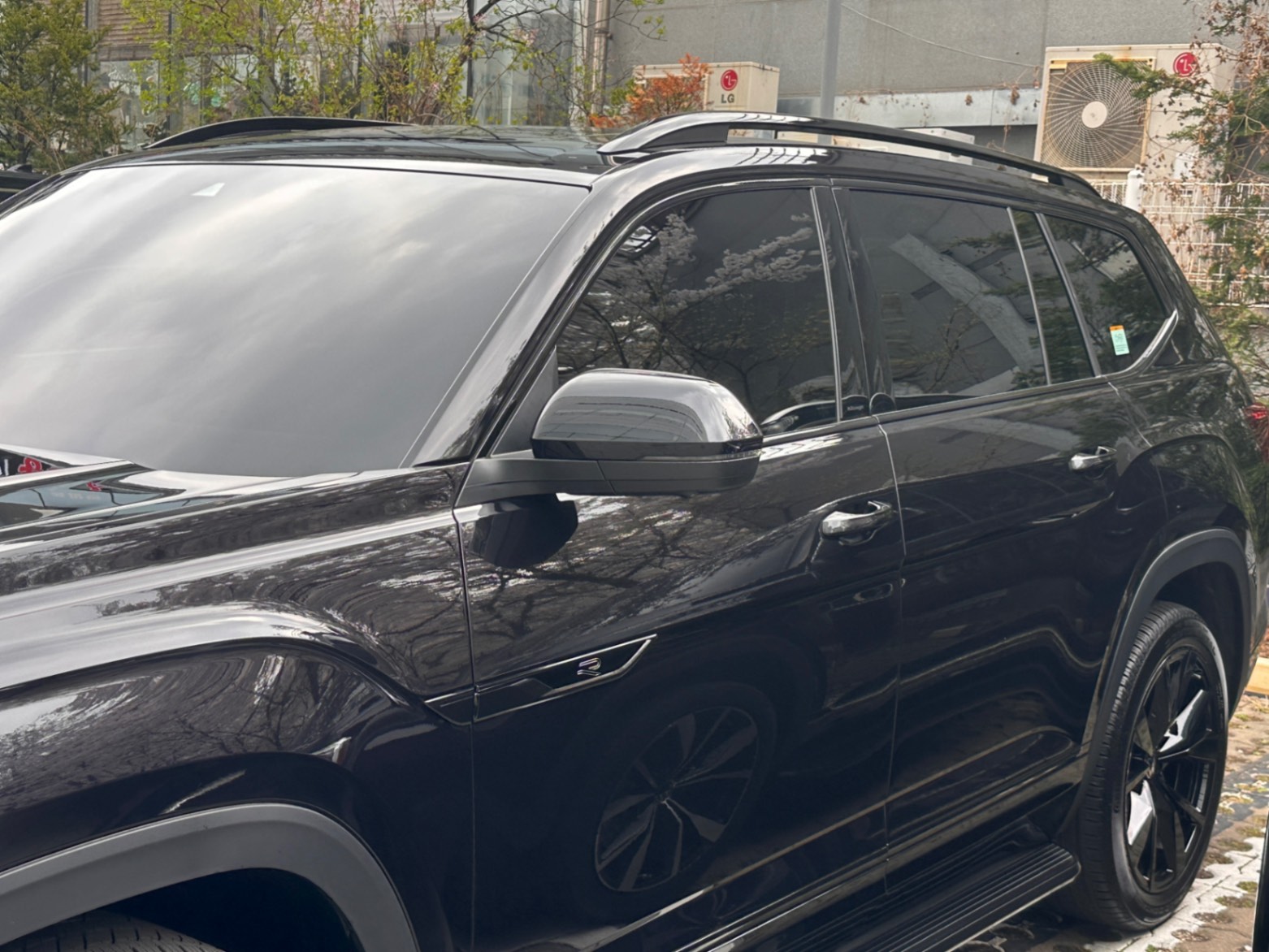 폭스바겐 아틀라스 딥 블랙 펄 R-Line 2026년식 실물 사진 5/9 - 블랙에디션