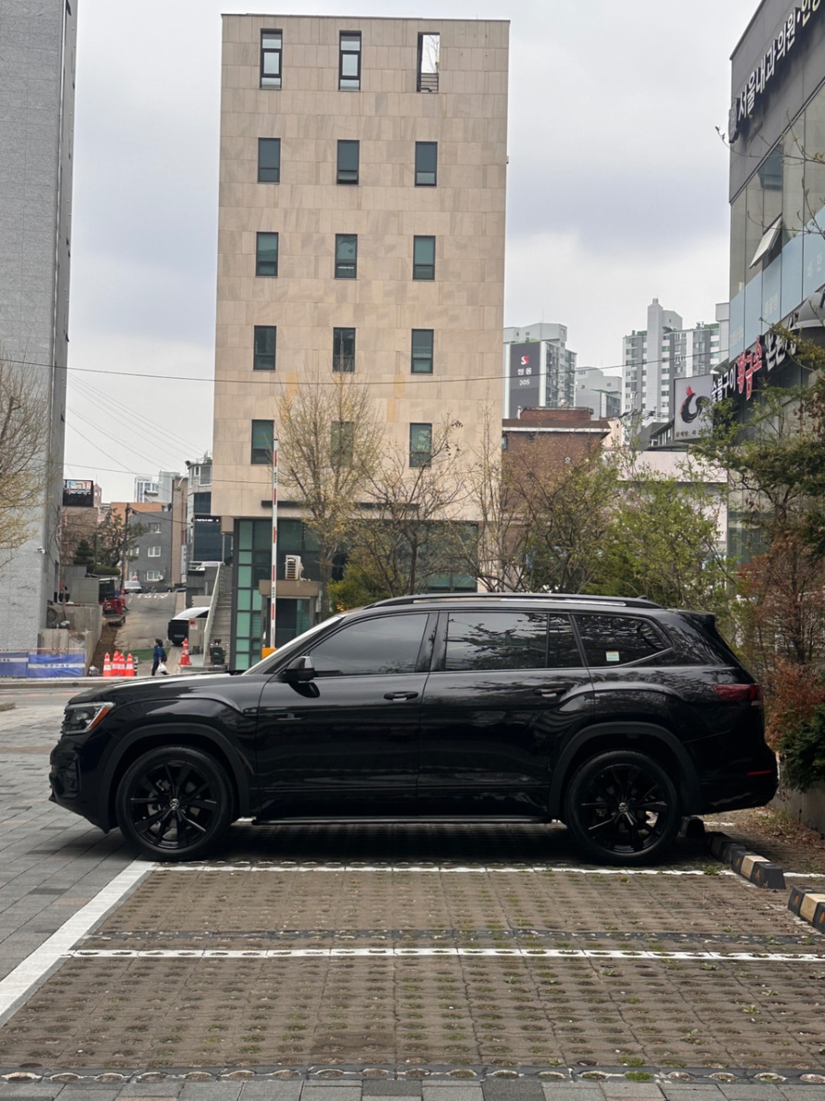 폭스바겐 아틀라스 딥 블랙 펄 R-Line 2026년식 실물 사진 9/9 - 블랙에디션