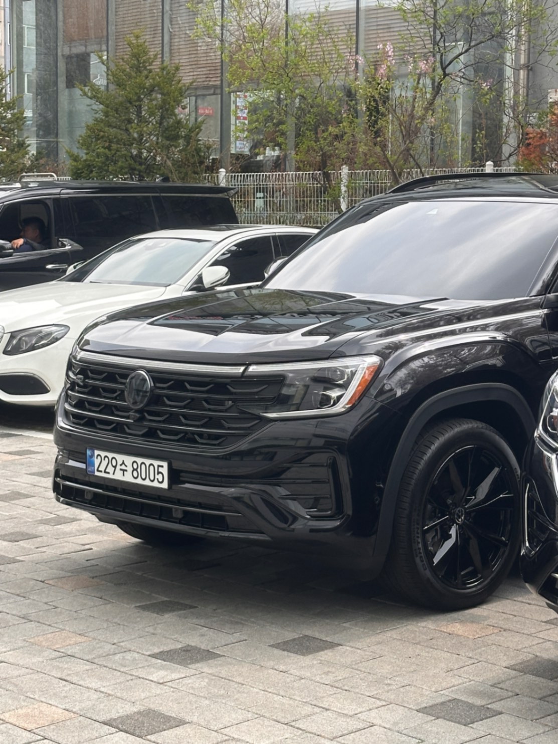 폭스바겐 아틀라스 딥 블랙 펄 R-Line 2026년식 실물 사진 2/10 - 블랙에디션 vs 일반