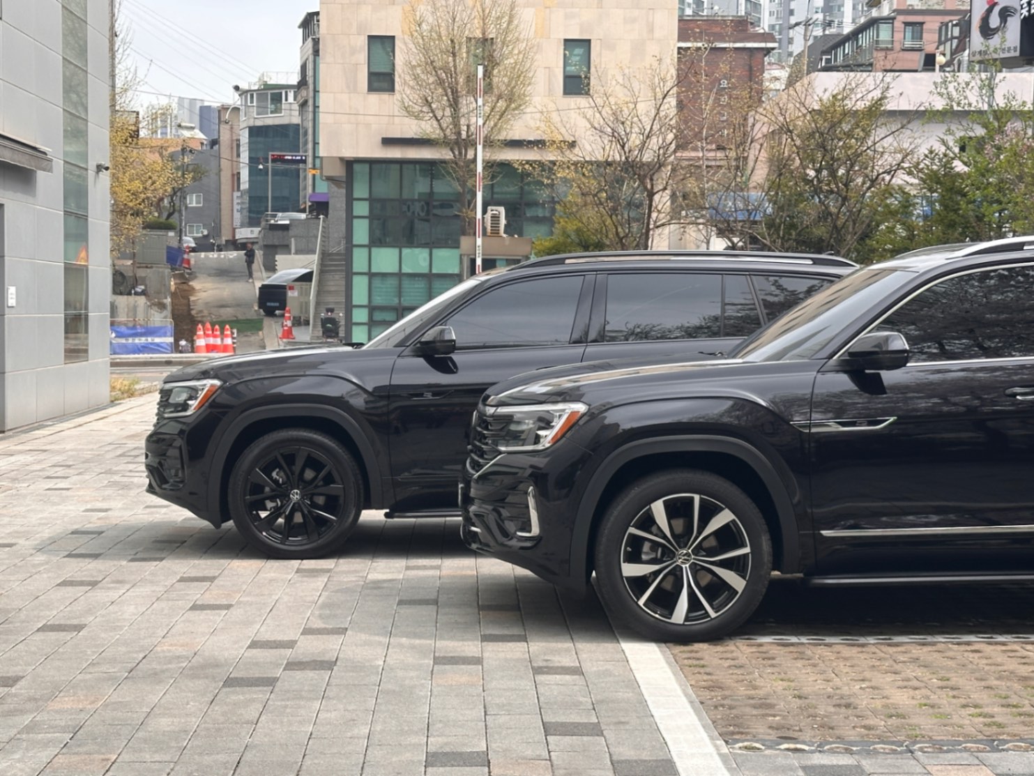 폭스바겐 아틀라스 딥 블랙 펄 R-Line 2026년식 실물 사진 5/10 - 블랙에디션 vs 일반