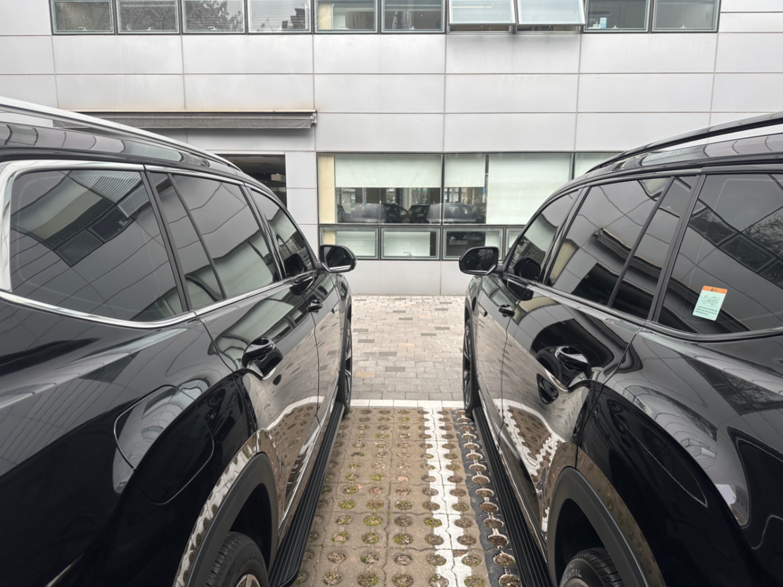 폭스바겐 아틀라스 딥 블랙 펄 R-Line 2026년식 실물 사진 6/10 - 블랙에디션 vs 일반