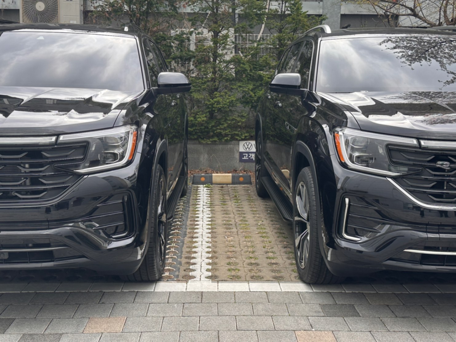 폭스바겐 아틀라스 딥 블랙 펄 R-Line 2026년식 실물 사진 7/10 - 블랙에디션 vs 일반
