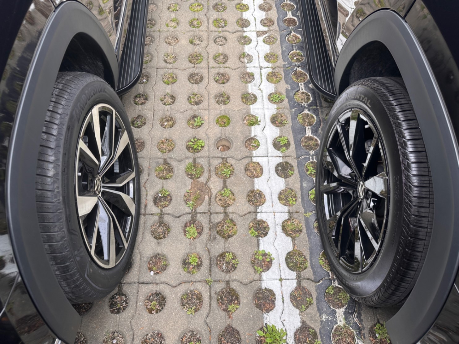 폭스바겐 아틀라스 딥 블랙 펄 R-Line 2026년식 실물 사진 8/10 - 블랙에디션 vs 일반