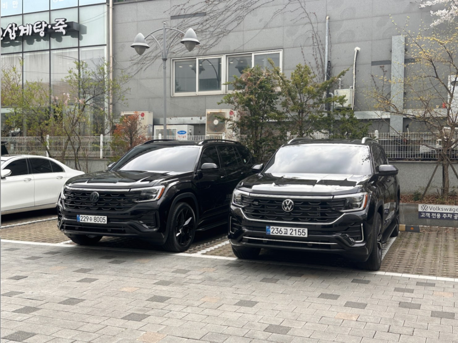 폭스바겐 아틀라스 딥 블랙 펄 R-Line 2026년식 실물 사진 9/10 - 블랙에디션 vs 일반