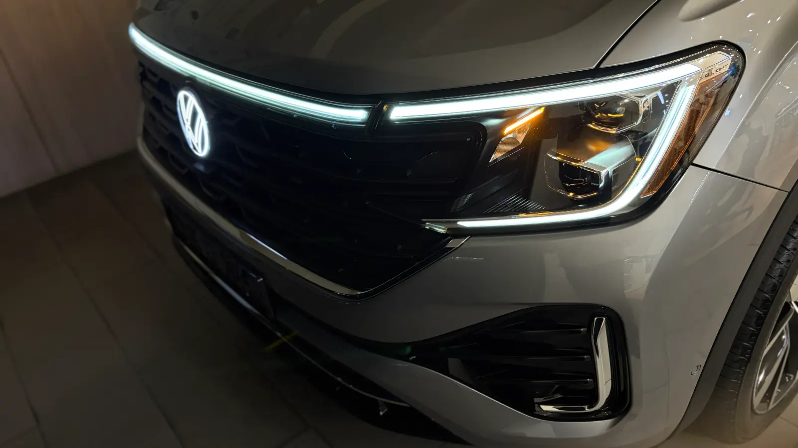 폭스바겐 아틀라스 미스트 실버 R-Line 2025년식 실물 사진 9/16 - 실버 색상 아틀라스 출고사진입니다.