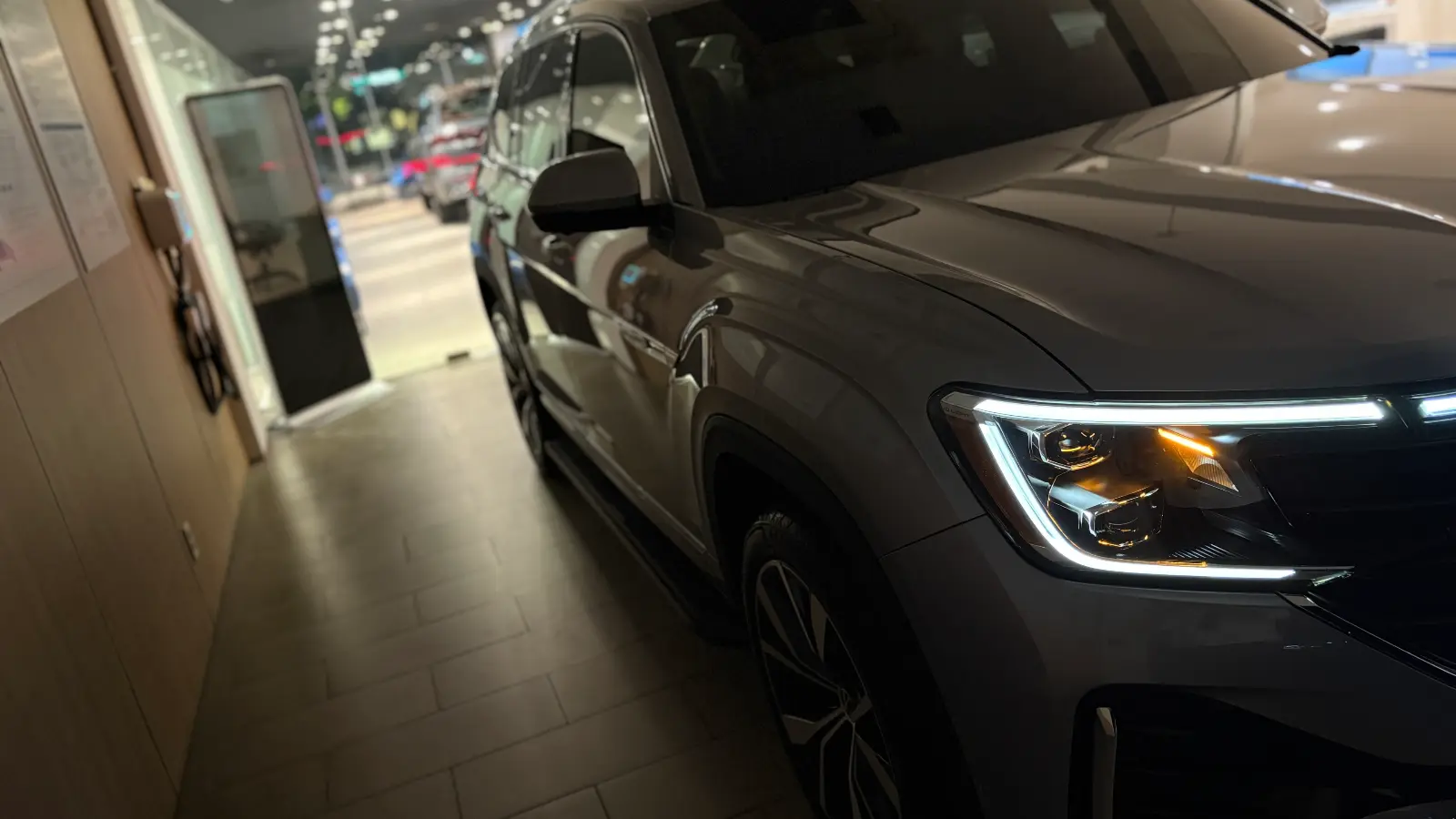 폭스바겐 아틀라스 미스트 실버 R-Line 2025년식 실물 사진 13/16 - 실버 색상 아틀라스 출고사진입니다.