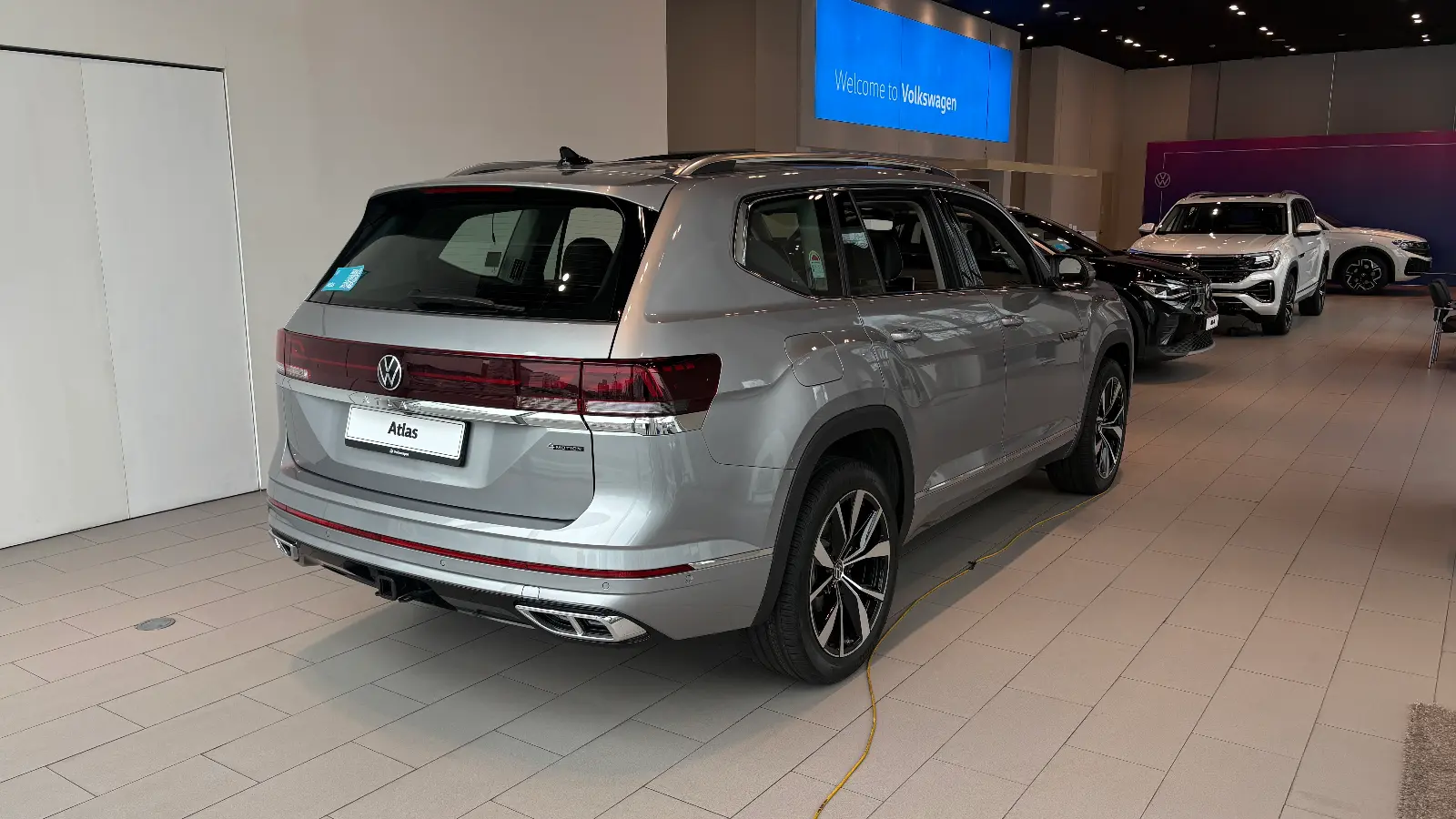폭스바겐 아틀라스 미스트 실버 R-Line 2026년식 실물 사진 9/9 - 판교전시장 실버컬러 전시차량 촬영했습니다.