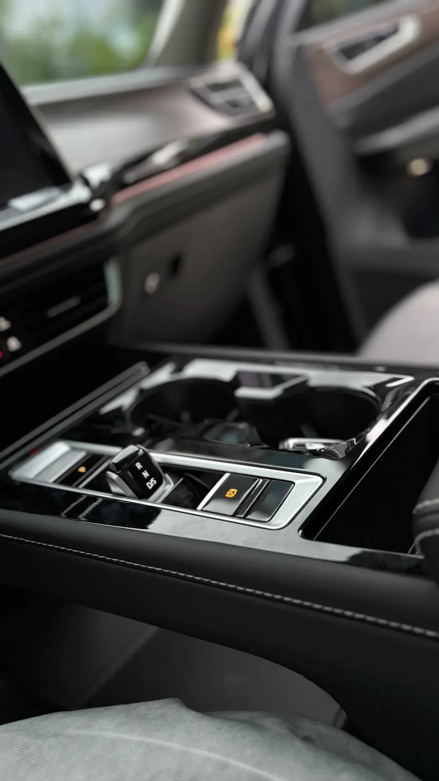 폭스바겐 아틀라스 블랙-인테리어 r-line 2025년식 실물 사진 6/7 - 아틀라스 6인승 블랙 인테리어 사진 모음입니다.