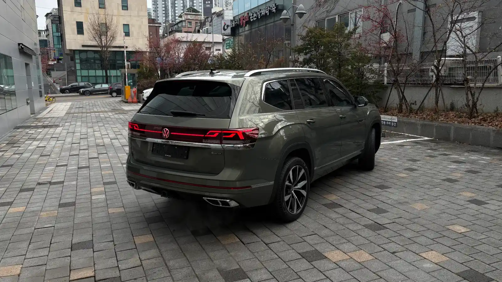 폭스바겐 아틀라스 아보카도 그린 R-Line 2025년식 실물 사진 14/21