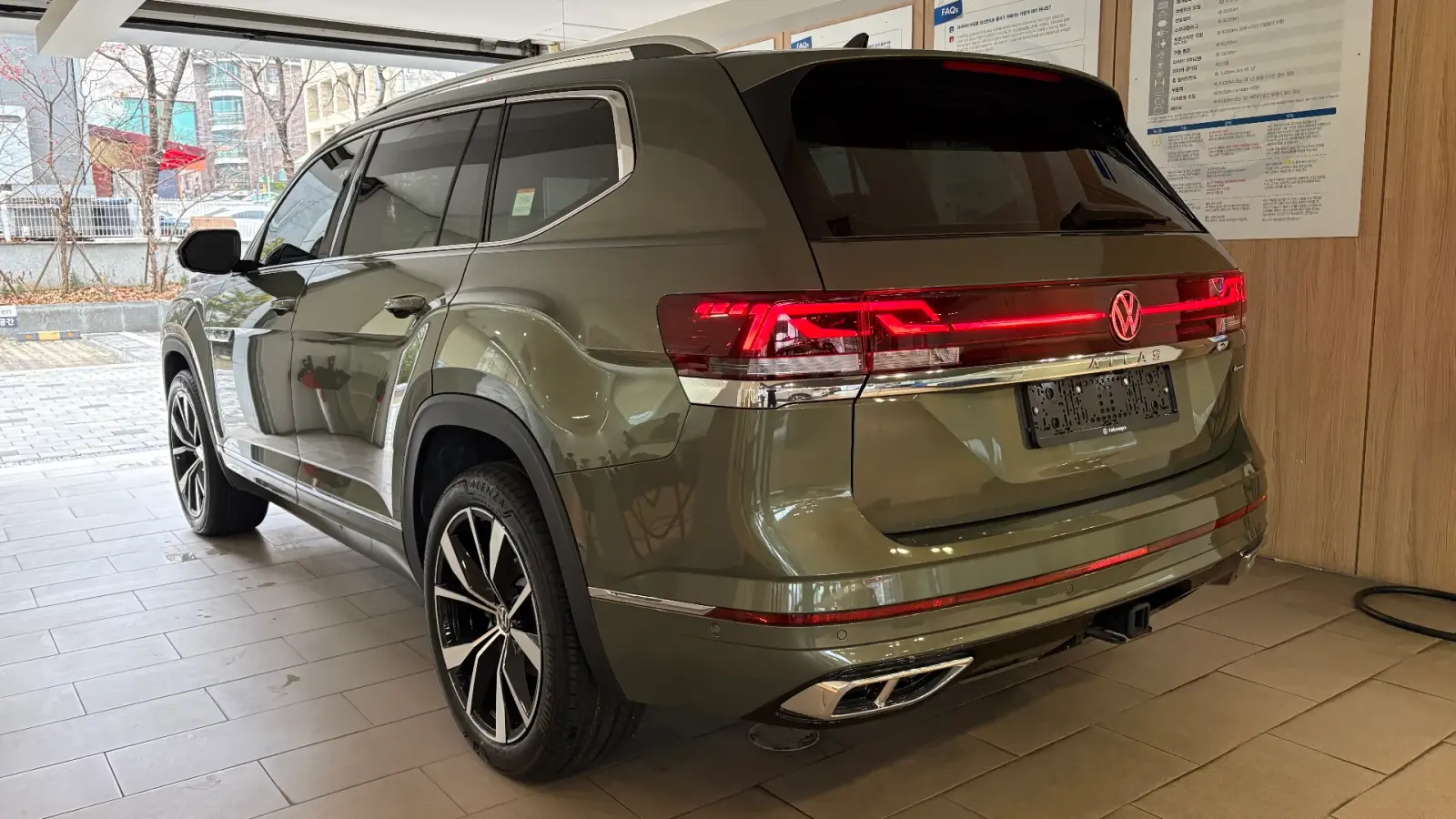 폭스바겐 아틀라스 아보카도 그린 R-Line 2025년식 실물 사진 16/21