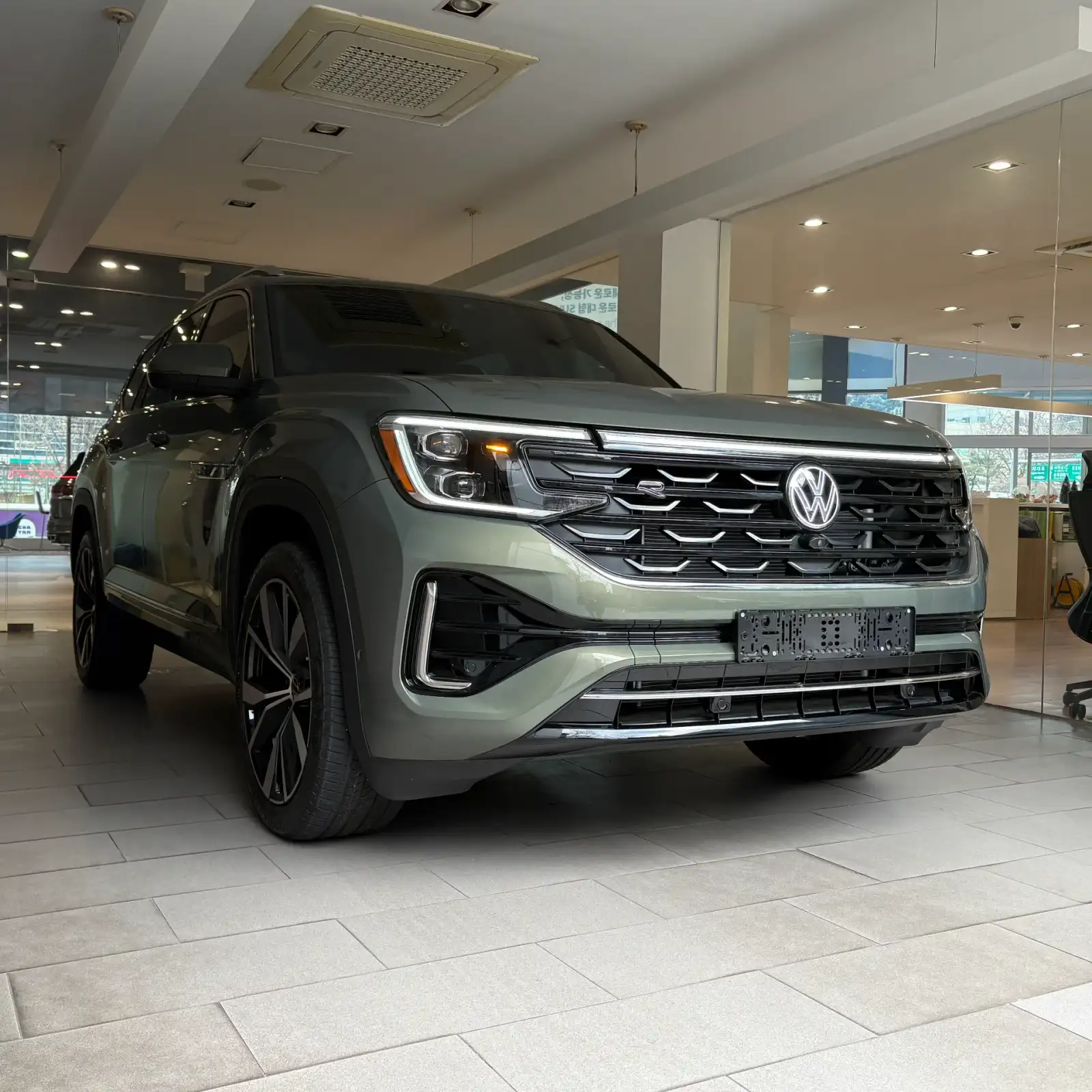 폭스바겐 아틀라스 아보카도 그린 R-Line 2025년식 실물 사진 17/21