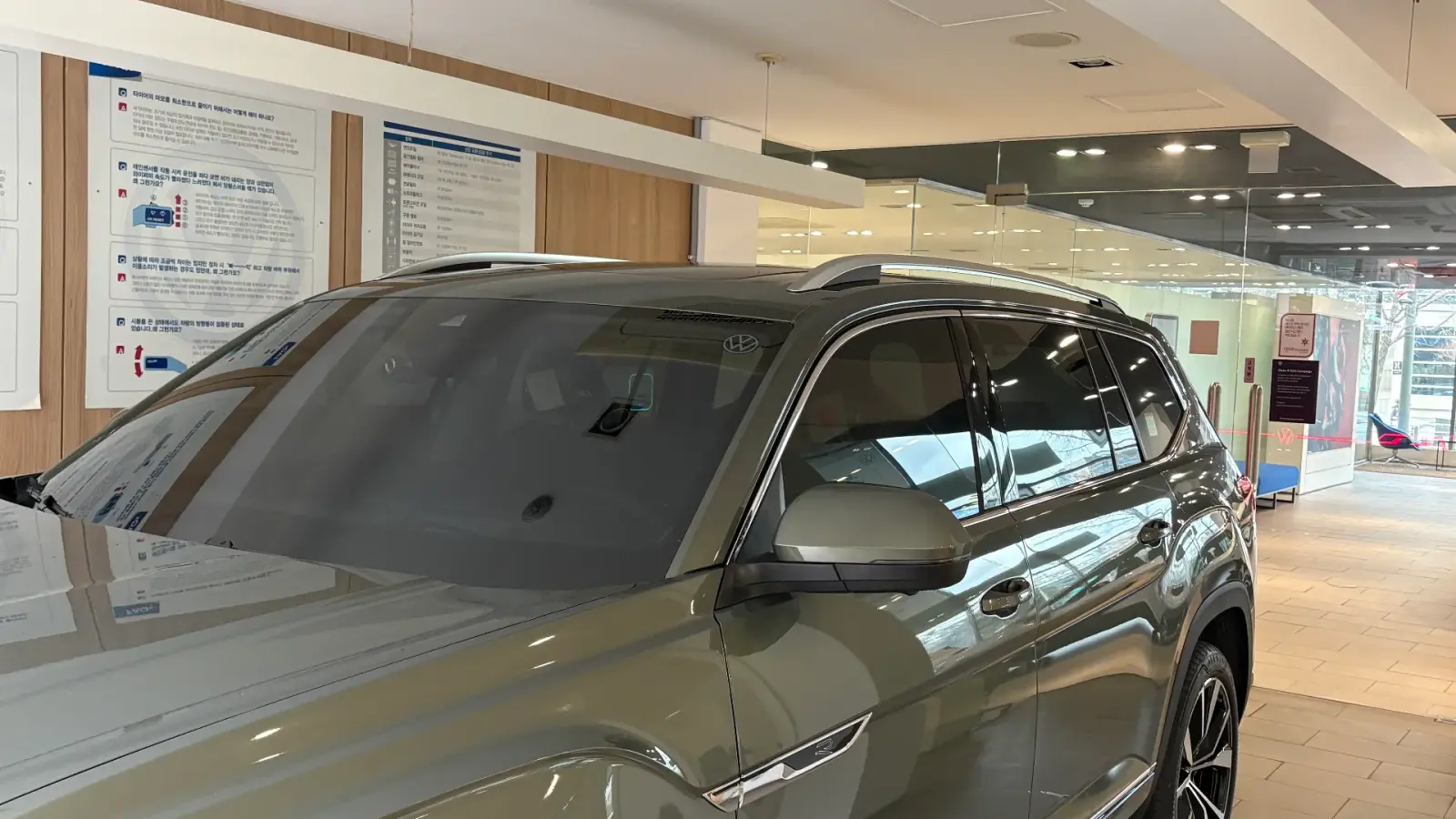 폭스바겐 아틀라스 아보카도 그린 R-Line 2025년식 실물 사진 18/21