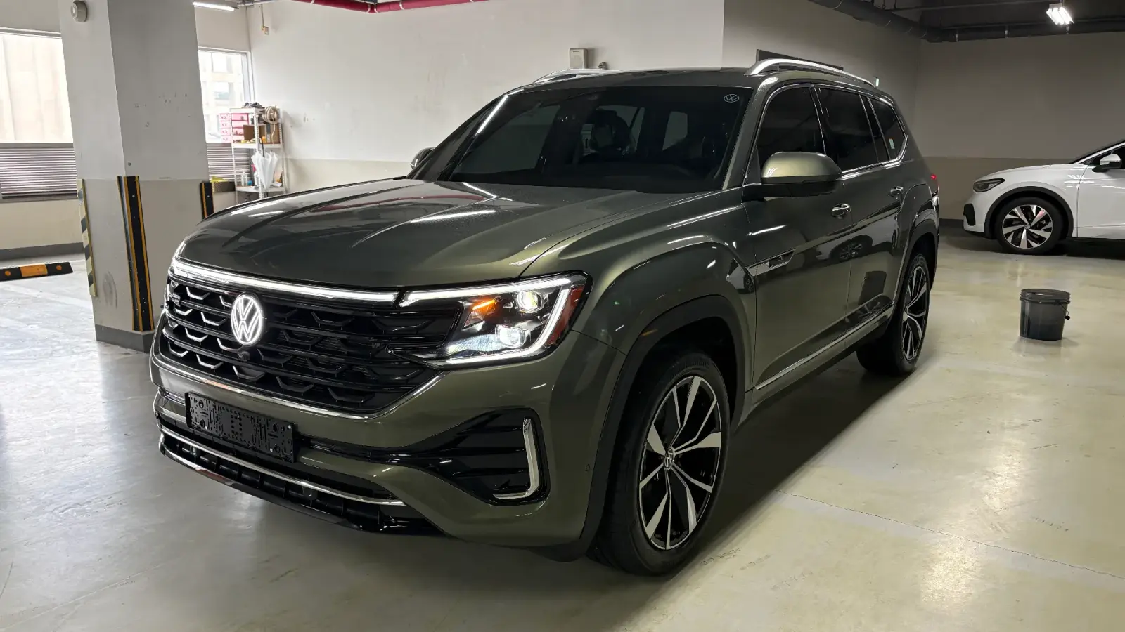 폭스바겐 아틀라스 아보카도 그린 R-Line 2025년식 실물 사진 19/21