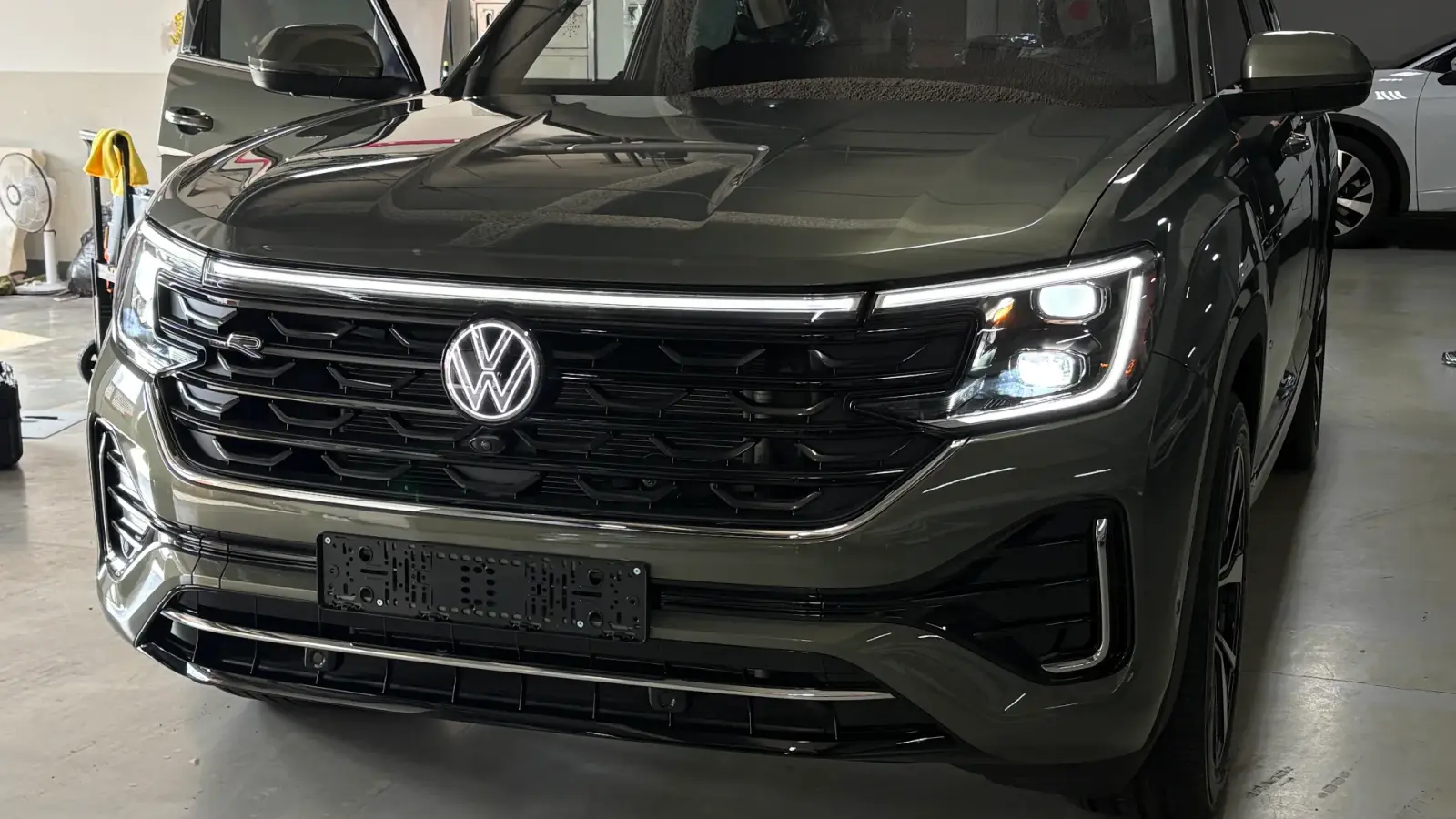 폭스바겐 아틀라스 아보카도 그린 R-Line 2025년식 실물 사진 20/21