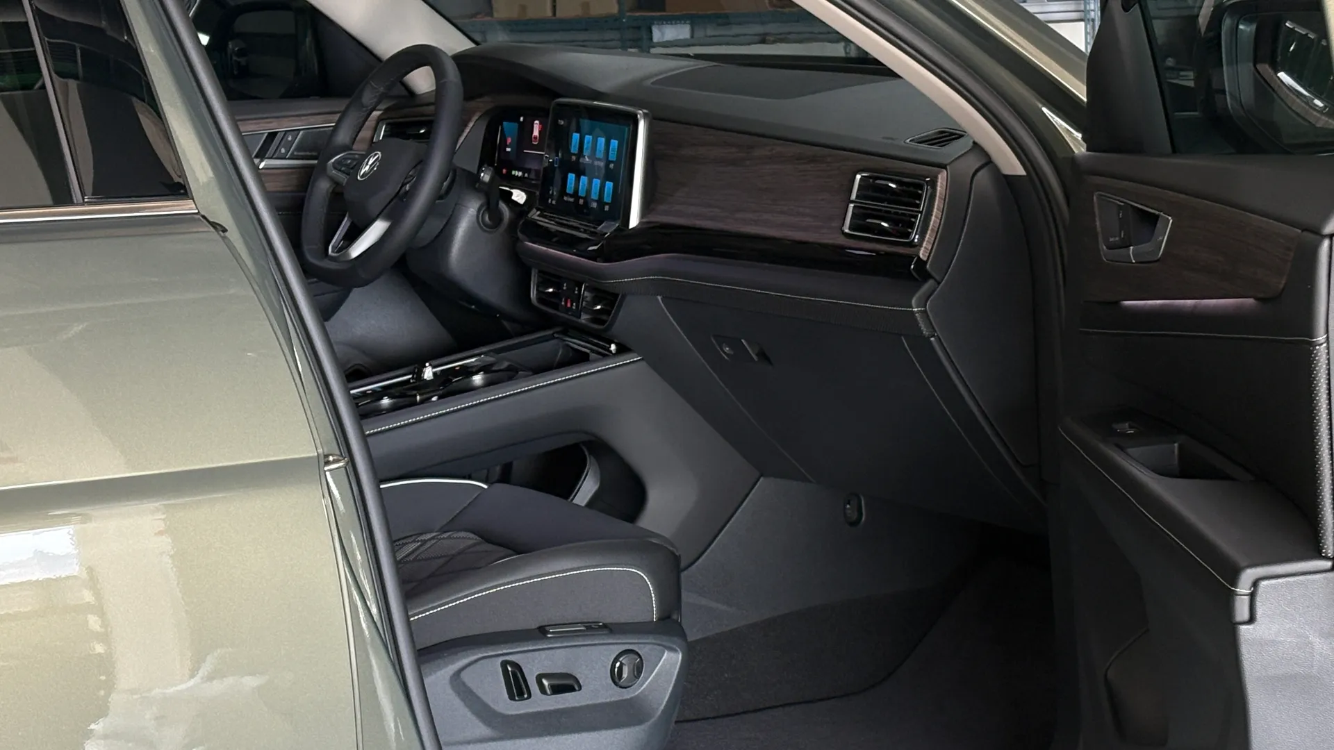 폭스바겐 아틀라스 아보카도 그린 R-Line 2025년식 실물 사진 8/21