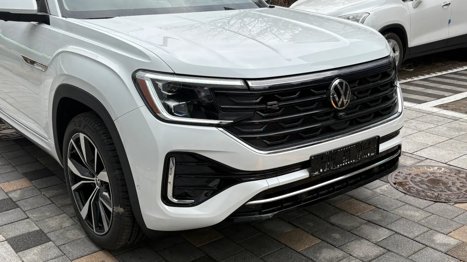 폭스바겐 아틀라스 오릭스 화이트 R-Line 2026년식 실물 사진 2/11 - 26년식 아틀라스 오릭스화이트 컬러 출고 사진입니다.